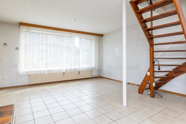 Foto - Te koop: Een ruime twee-onder-een kapwoning met inpandige garage, groot souterrain en goed formaat tuin gelegen op het Zuidwesten op een prima locatie in Wijlre.
